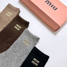 配包装 🌟【一盒4 双】 🌟缪缪 miumiu 经典字母 logo羊毛 中筒袜 !超级软糯亲肤! 🌟ins爆款!专柜在 配包装 🌟【一盒4 双】 🌟缪缪 miumiu 经典字母 logo羊毛 中筒袜 !超级软糯亲肤! 🌟ins爆款!专柜在