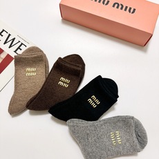 配包装 🌟【一盒4 双】 🌟缪缪 miumiu 经典字母 logo羊毛 中筒袜 !超级软糯亲肤! 🌟ins爆款!专柜在 配包装 🌟【一盒4 双】 🌟缪缪 miumiu 经典字母 logo羊毛 中筒袜 !超级软糯亲肤! 🌟ins爆款!专柜在