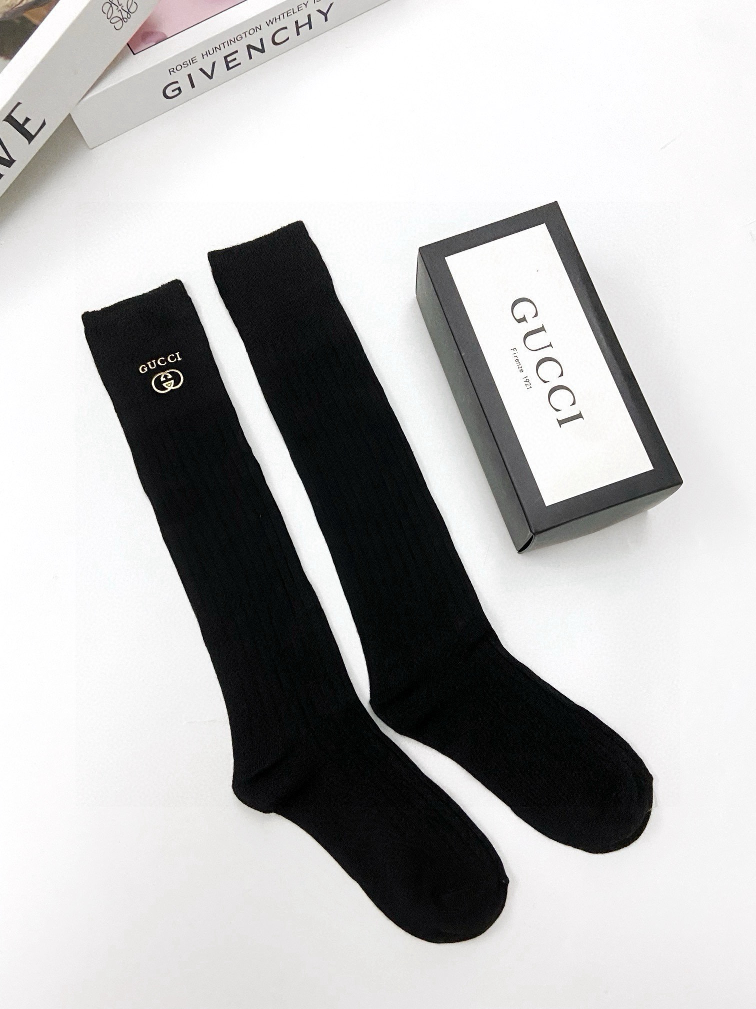 配包装 🌟【一盒一双】 🌟 Gucci 古琦 爆款经典字母 长筒袜 小腿袜。双针针织材质,超完美结合,款式经典,专柜同步 配包装 🌟【一盒一双】 🌟 Gucci 古琦 爆款经典字母 长筒袜 小腿袜。双针针织材质,超完美结合,款式经典,专柜同步