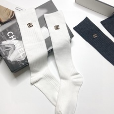配包装 🌟【一盒一双】 🌟 Chanel 香奈儿 爆款经典字母 logo 长筒袜 小腿袜。双针针织材质,超完美结合,款式 配包装 🌟【一盒一双】 🌟 Chanel 香奈儿 爆款经典字母 logo 长筒袜 小腿袜。双针针织材质,超完美结合,款式