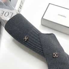 配包装 🌟【一盒一双】 🌟 Chanel 香奈儿 爆款经典字母 logo 长筒袜 小腿袜。双针针织材质,超完美结合,款式 配包装 🌟【一盒一双】 🌟 Chanel 香奈儿 爆款经典字母 logo 长筒袜 小腿袜。双针针织材质,超完美结合,款式