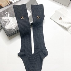 配包装 🌟【一盒一双】 🌟 Chanel 香奈儿 爆款经典字母 logo 长筒袜 小腿袜。双针针织材质,超完美结合,款式 配包装 🌟【一盒一双】 🌟 Chanel 香奈儿 爆款经典字母 logo 长筒袜 小腿袜。双针针织材质,超完美结合,款式