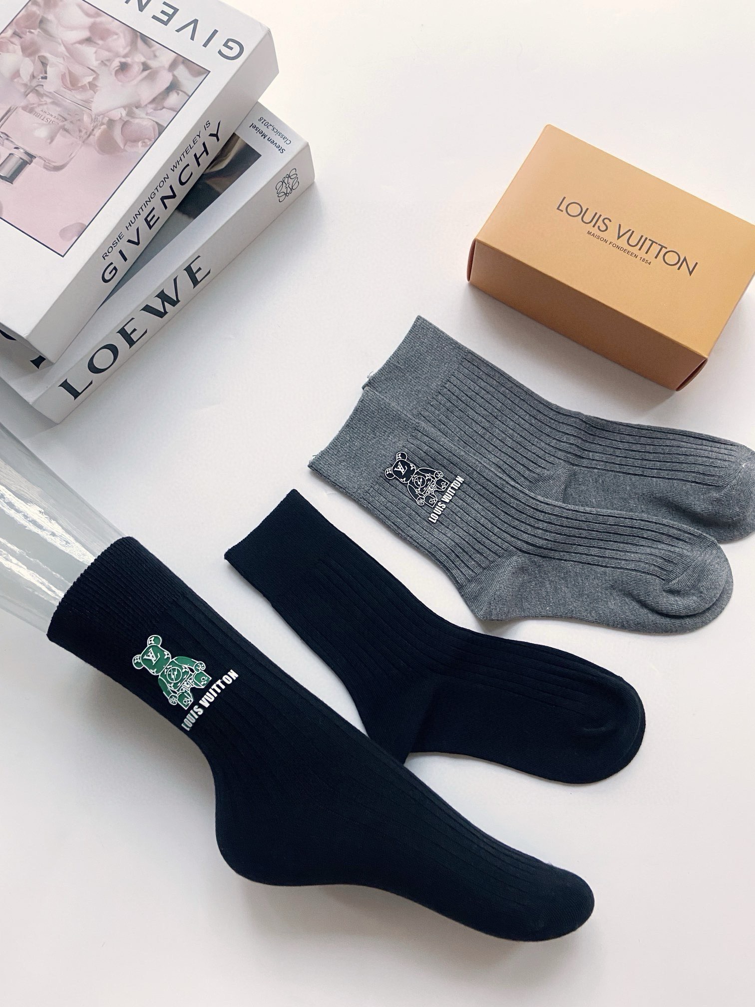 配包装 🌟【一盒2 双】 🌟LV 路易威登 经典字母logo 透气纯棉中筒袜 ,重工配饰,ins超火爆红人同款,精美 配包装 🌟【一盒2 双】 🌟LV 路易威登 经典字母logo 透气纯棉中筒袜 ,重工配饰,ins超火爆红人同款,精美