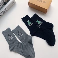 配包装 🌟【一盒2 双】 🌟LV 路易威登 经典字母logo 透气纯棉中筒袜 ,重工配饰,ins超火爆红人同款,精美 配包装 🌟【一盒2 双】 🌟LV 路易威登 经典字母logo 透气纯棉中筒袜 ,重工配饰,ins超火爆红人同款,精美