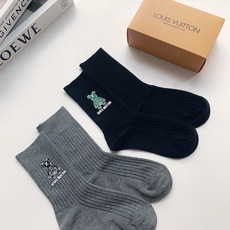 配包装 🌟【一盒2 双】 🌟LV 路易威登 经典字母logo 透气纯棉中筒袜 ,重工配饰,ins超火爆红人同款,精美 配包装 🌟【一盒2 双】 🌟LV 路易威登 经典字母logo 透气纯棉中筒袜 ,重工配饰,ins超火爆红人同款,精美