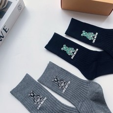 配包装 🌟【一盒2 双】 🌟LV 路易威登 经典字母logo 透气纯棉中筒袜 ,重工配饰,ins超火爆红人同款,精美 配包装 🌟【一盒2 双】 🌟LV 路易威登 经典字母logo 透气纯棉中筒袜 ,重工配饰,ins超火爆红人同款,精美