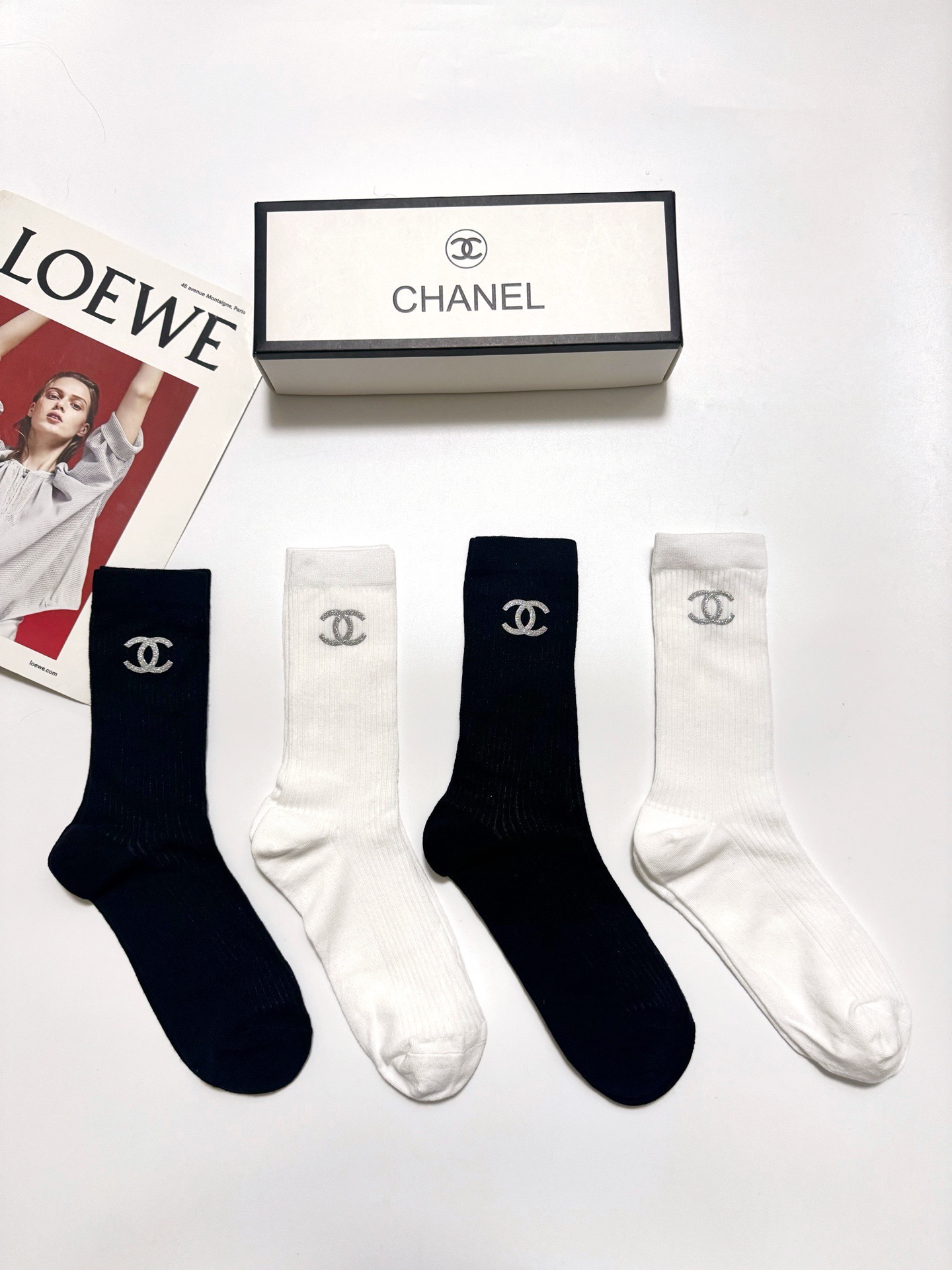 配包装 🌟【一盒4 双】 🌟Chanel 香奈儿 经典字母logo 超薄无骨中筒袜，纯棉 条纹小腿袜 堆堆袜  🌟ins