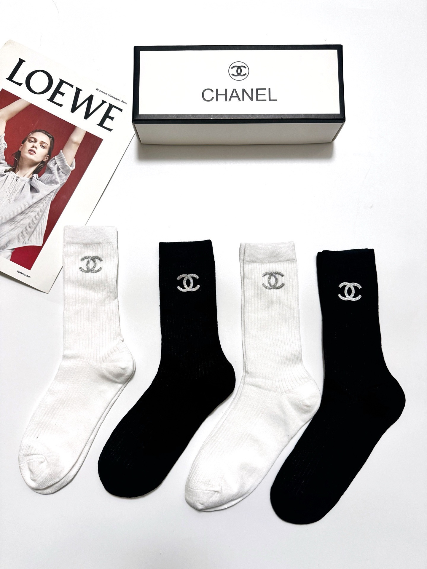 配包装 🌟【一盒4 双】 🌟Chanel 香奈儿 经典字母logo 超薄无骨中筒袜，纯棉 条纹小腿袜 堆堆袜  🌟ins