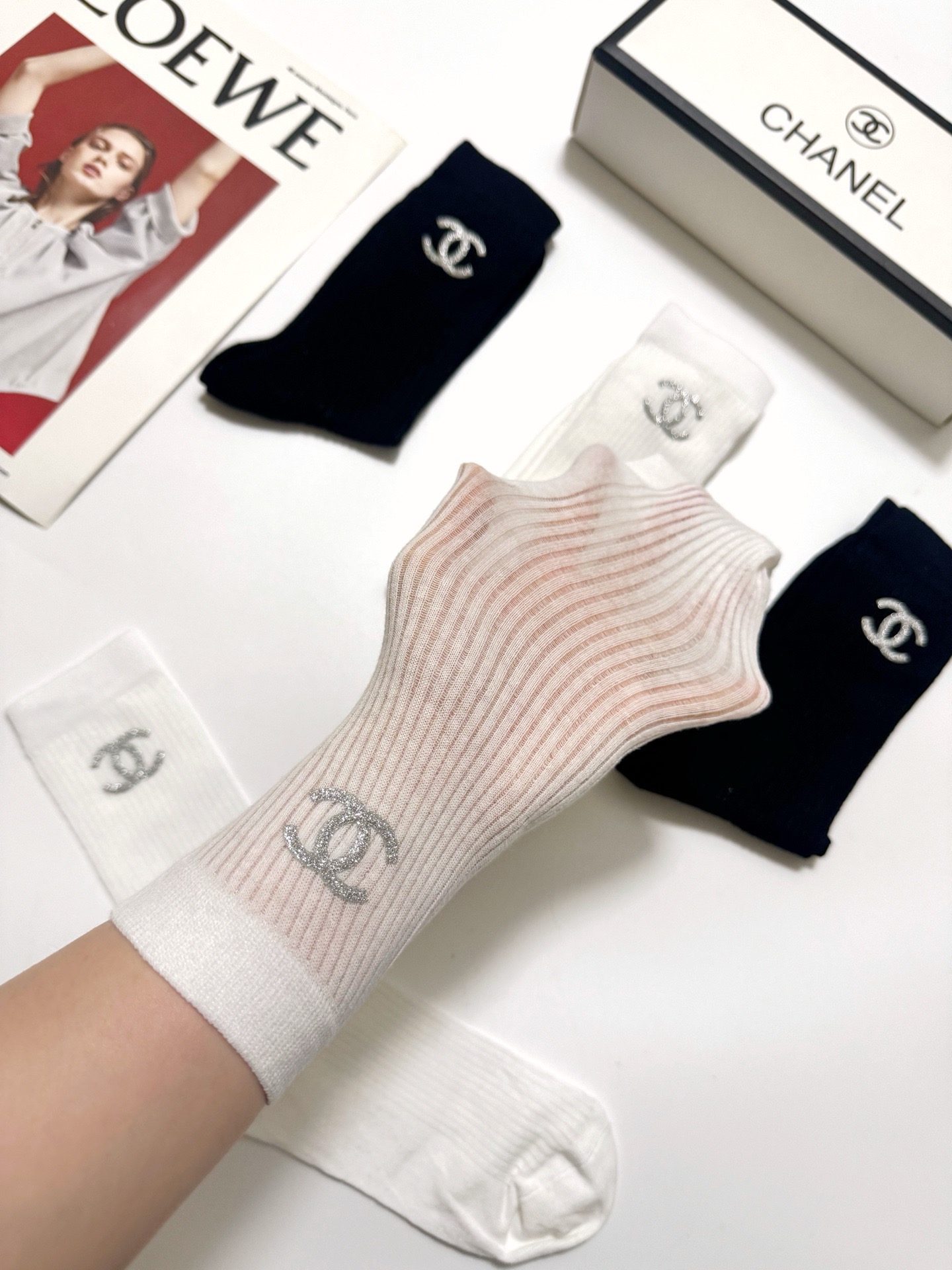 配包装 🌟【一盒4 双】 🌟Chanel 香奈儿 经典字母logo 超薄无骨中筒袜，纯棉 条纹小腿袜 堆堆袜  🌟ins