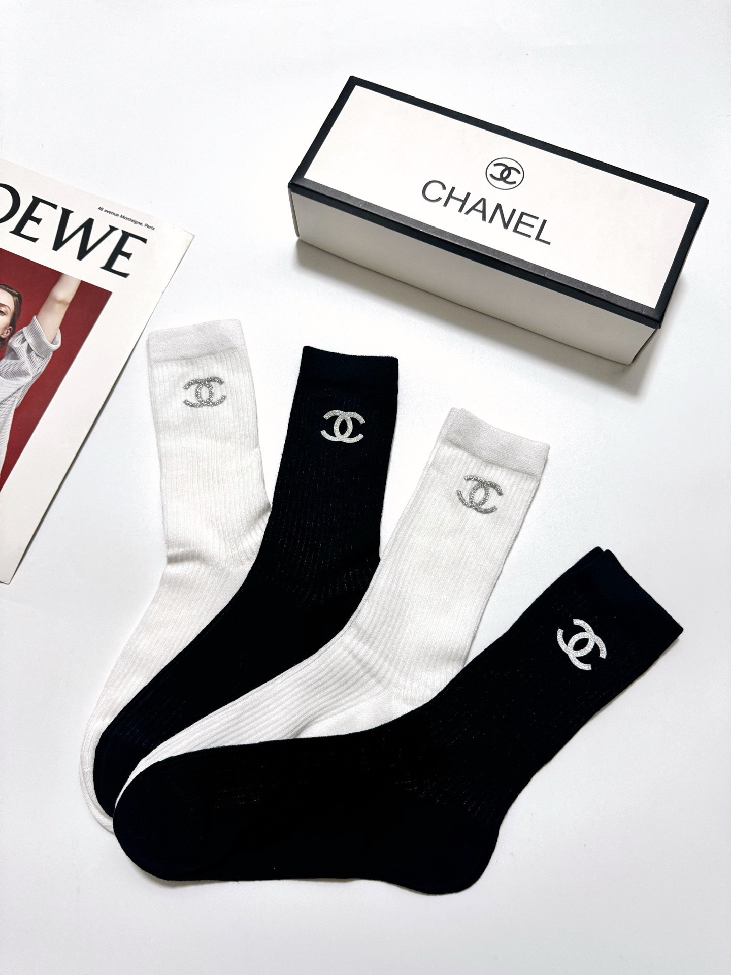 配包装 🌟【一盒4 双】 🌟Chanel 香奈儿 经典字母logo 超薄无骨中筒袜，纯棉 条纹小腿袜 堆堆袜  🌟ins