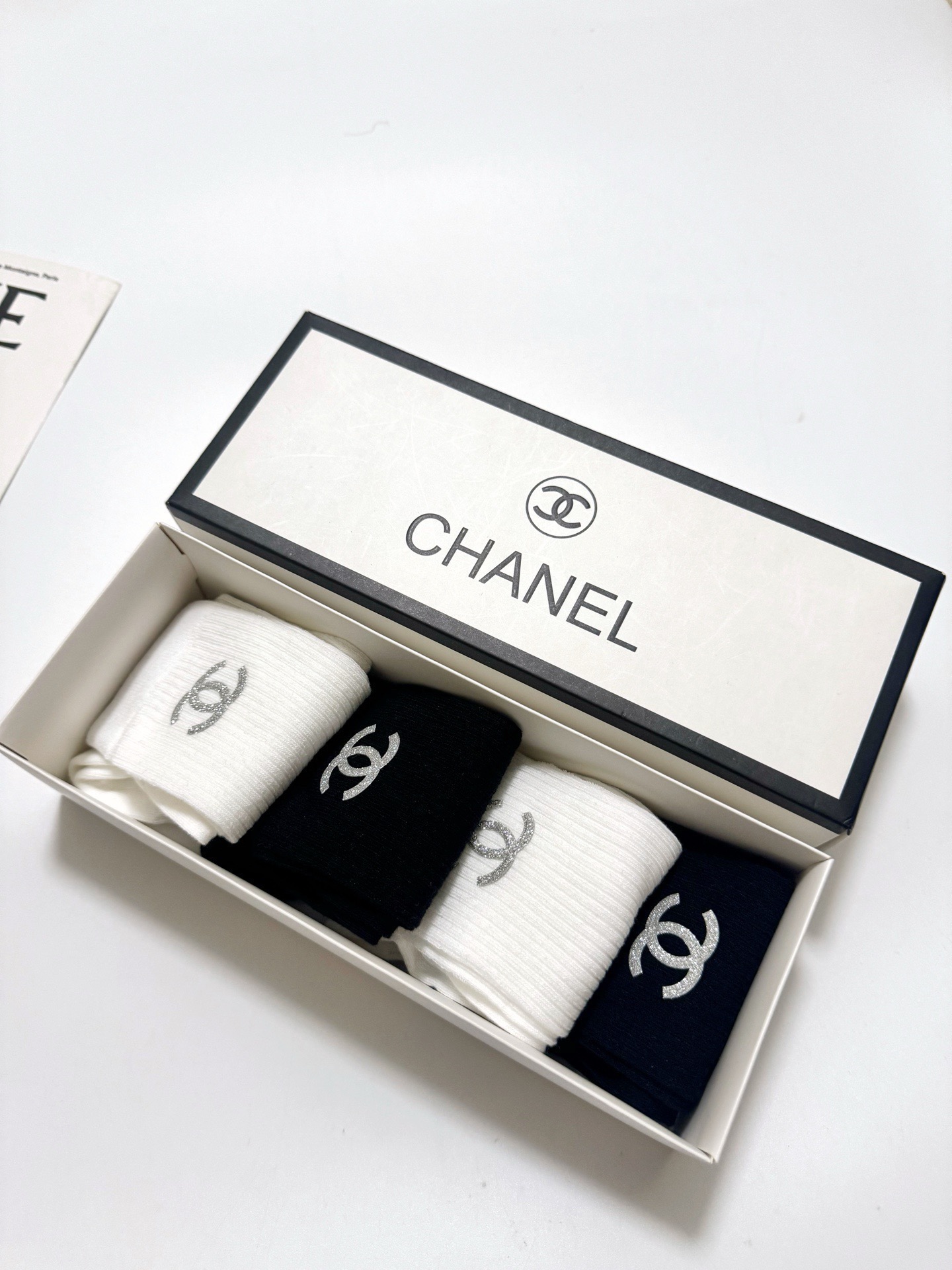 配包装 🌟【一盒4 双】 🌟Chanel 香奈儿 经典字母logo 超薄无骨中筒袜，纯棉 条纹小腿袜 堆堆袜  🌟ins