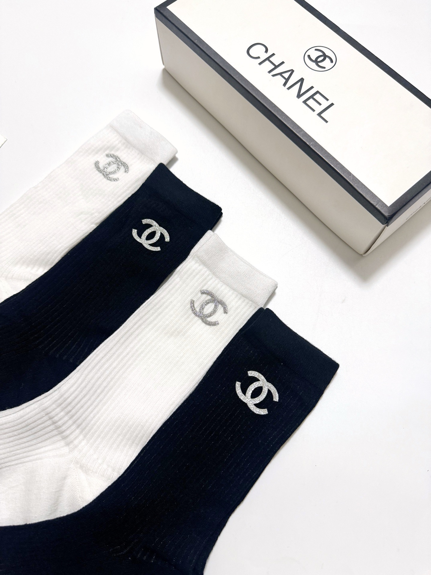 配包装 🌟【一盒4 双】 🌟Chanel 香奈儿 经典字母logo 超薄无骨中筒袜，纯棉 条纹小腿袜 堆堆袜  🌟ins
