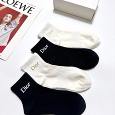 配包装 🌟【一盒4双】 🌟Dior 迪奥 经典字母logo 纯棉短筒袜 经典纯色短袜 🌟ins爆款!专柜在售ing 🌟原 配包装 🌟【一盒4双】 🌟Dior 迪奥 经典字母logo 纯棉短筒袜 经典纯色短袜 🌟ins爆款!专柜在售ing 🌟原