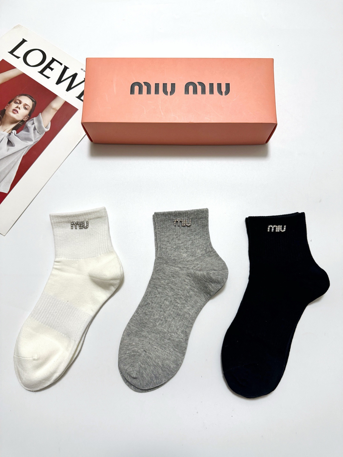 配包装 🌟【一盒3双】 🌟缪缪 miumiu 经典字母 logo纯棉 短筒袜 !超级软糯亲肤! 🌟ins爆款!专柜在售 配包装 🌟【一盒3双】 🌟缪缪 miumiu 经典字母 logo纯棉 短筒袜 !超级软糯亲肤! 🌟ins爆款!专柜在售