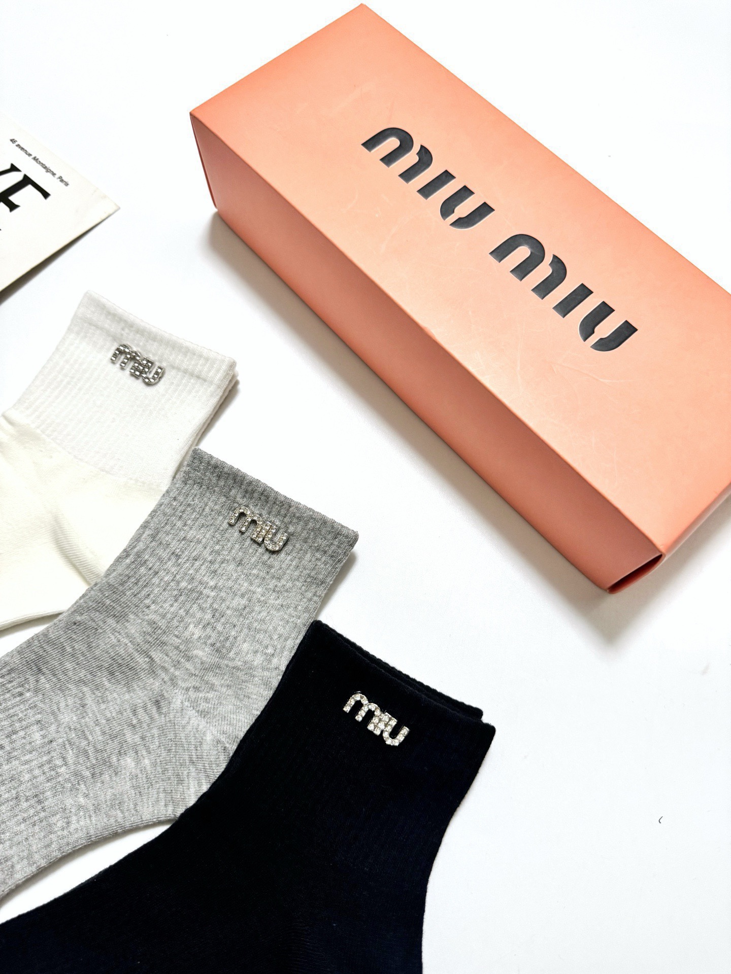 配包装 🌟【一盒3双】 🌟缪缪 miumiu 经典字母 logo纯棉 短筒袜 !超级软糯亲肤! 🌟ins爆款!专柜在售 配包装 🌟【一盒3双】 🌟缪缪 miumiu 经典字母 logo纯棉 短筒袜 !超级软糯亲肤! 🌟ins爆款!专柜在售