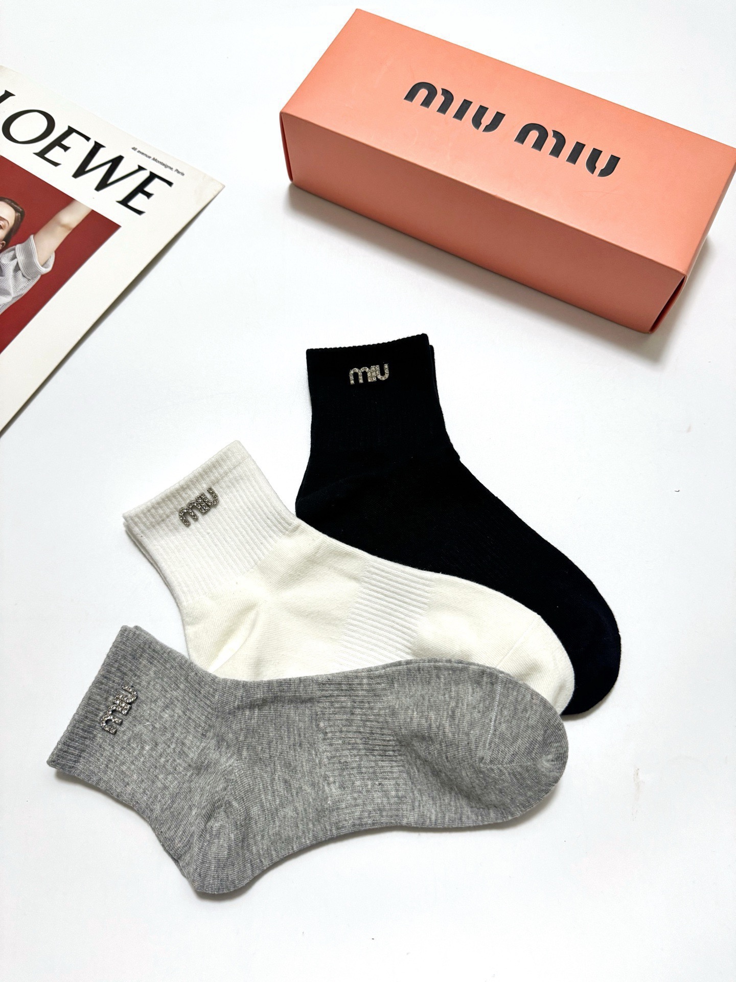 配包装 🌟【一盒3双】 🌟缪缪 miumiu 经典字母 logo纯棉 短筒袜 !超级软糯亲肤! 🌟ins爆款!专柜在售 配包装 🌟【一盒3双】 🌟缪缪 miumiu 经典字母 logo纯棉 短筒袜 !超级软糯亲肤! 🌟ins爆款!专柜在售
