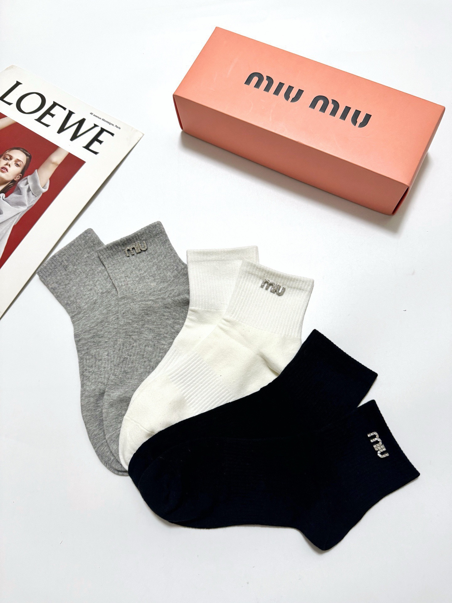 配包装 🌟【一盒3双】 🌟缪缪 miumiu 经典字母 logo纯棉 短筒袜 !超级软糯亲肤! 🌟ins爆款!专柜在售 配包装 🌟【一盒3双】 🌟缪缪 miumiu 经典字母 logo纯棉 短筒袜 !超级软糯亲肤! 🌟ins爆款!专柜在售