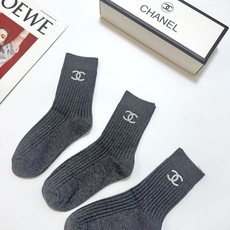 配包装 🌟【一盒3 双】 🌟Chanel 香奈儿 经典字母logo 中筒袜,纯棉竖纹堆堆袜 🌟ins爆款!专柜在售in 配包装 🌟【一盒3 双】 🌟Chanel 香奈儿 经典字母logo 中筒袜,纯棉竖纹堆堆袜 🌟ins爆款!专柜在售in
