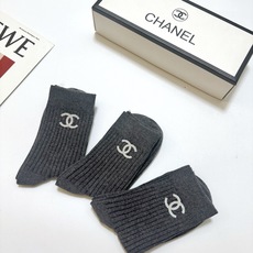 配包装 🌟【一盒3 双】 🌟Chanel 香奈儿 经典字母logo 中筒袜,纯棉竖纹堆堆袜 🌟ins爆款!专柜在售in 配包装 🌟【一盒3 双】 🌟Chanel 香奈儿 经典字母logo 中筒袜,纯棉竖纹堆堆袜 🌟ins爆款!专柜在售in