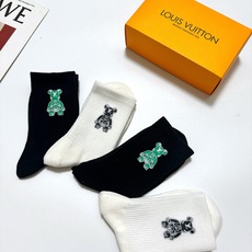 配包装 🌟【一盒4双】 🌟LV 路易威登 经典字母logo中筒纯棉袜 小腿袜 🌟ins爆款!专柜在售ing 🌟好看到爆 配包装 🌟【一盒4双】 🌟LV 路易威登 经典字母logo中筒纯棉袜 小腿袜 🌟ins爆款!专柜在售ing 🌟好看到爆