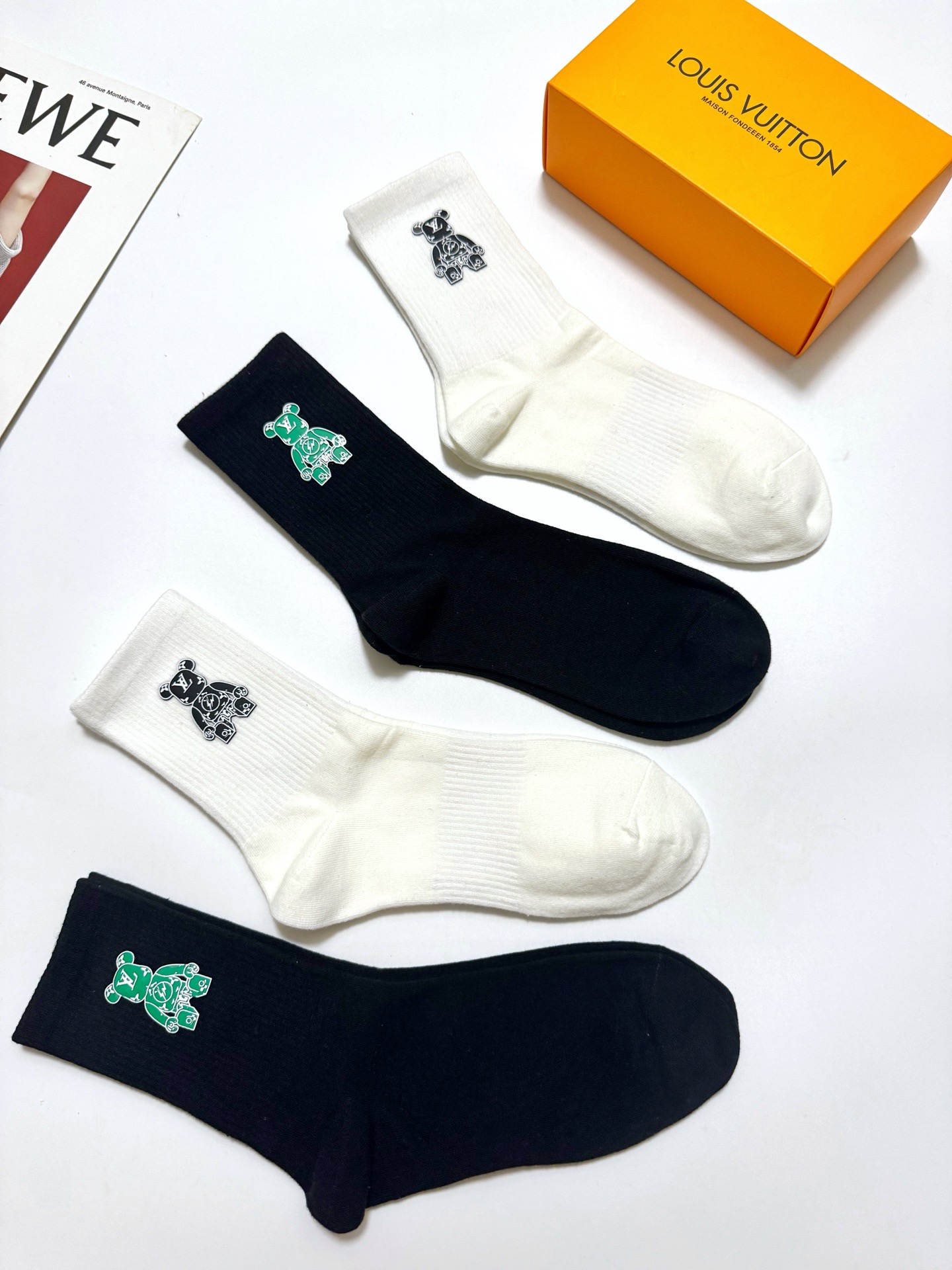 配包装 🌟【一盒4双】 🌟LV 路易威登 经典字母logo中筒纯棉袜 小腿袜 🌟ins爆款!专柜在售ing 🌟好看到爆 配包装 🌟【一盒4双】 🌟LV 路易威登 经典字母logo中筒纯棉袜 小腿袜 🌟ins爆款!专柜在售ing 🌟好看到爆