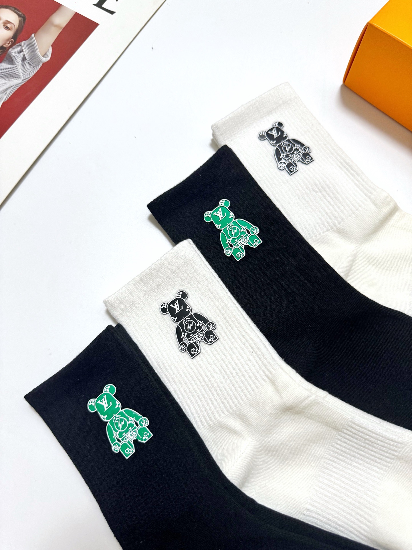 配包装 🌟【一盒4双】 🌟LV 路易威登 经典字母logo中筒纯棉袜 小腿袜 🌟ins爆款!专柜在售ing 🌟好看到爆 配包装 🌟【一盒4双】 🌟LV 路易威登 经典字母logo中筒纯棉袜 小腿袜 🌟ins爆款!专柜在售ing 🌟好看到爆