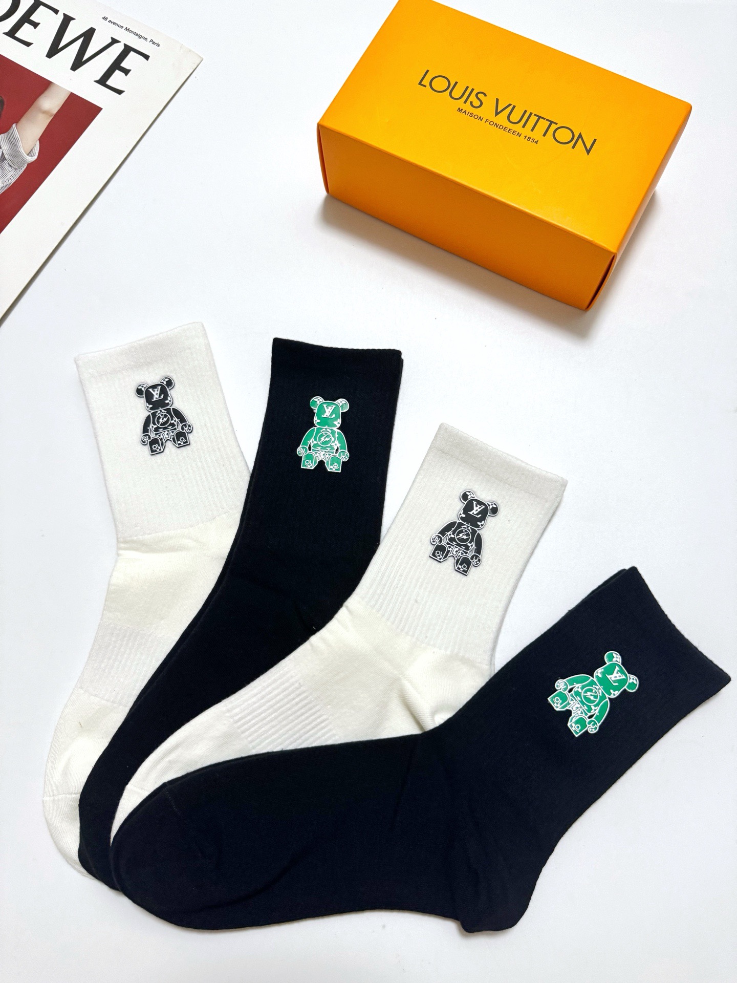 配包装 🌟【一盒4双】 🌟LV 路易威登 经典字母logo中筒纯棉袜 小腿袜 🌟ins爆款!专柜在售ing 🌟好看到爆 配包装 🌟【一盒4双】 🌟LV 路易威登 经典字母logo中筒纯棉袜 小腿袜 🌟ins爆款!专柜在售ing 🌟好看到爆