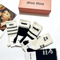 配包装 🌟【一盒5 双】 🌟缪缪 miumiu 经典字母logo 羊绒混纺 中筒袜 ,ins超火爆配色 ,超级软糯 配包装 🌟【一盒5 双】 🌟缪缪 miumiu 经典字母logo 羊绒混纺 中筒袜 ,ins超火爆配色 ,超级软糯