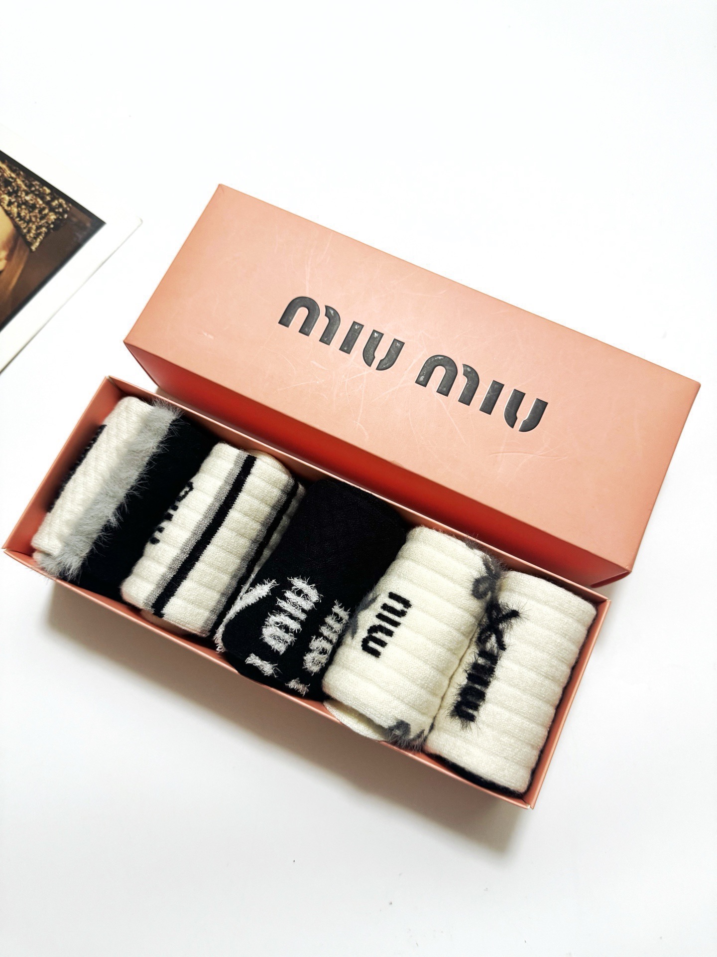 配包装 🌟【一盒5 双】 🌟缪缪 miumiu 经典字母logo 羊绒混纺 中筒袜 ,ins超火爆配色 ,超级软糯 配包装 🌟【一盒5 双】 🌟缪缪 miumiu 经典字母logo 羊绒混纺 中筒袜 ,ins超火爆配色 ,超级软糯