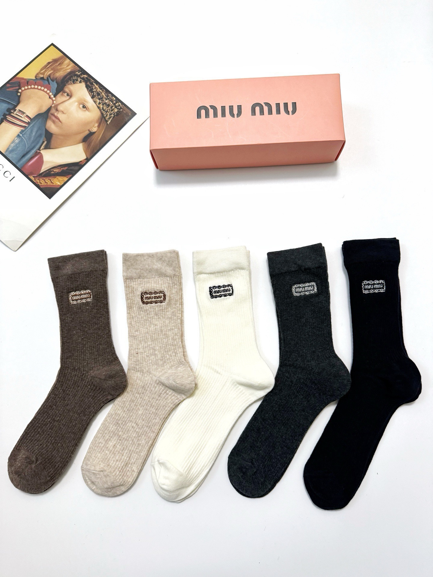 配包装 🌟【一盒5 双】 🌟缪缪 miumiu 经典刺绣字母logo 混纺中筒袜 ,软糯亲肤,ins超火爆配色 , 配包装 🌟【一盒5 双】 🌟缪缪 miumiu 经典刺绣字母logo 混纺中筒袜 ,软糯亲肤,ins超火爆配色 ,