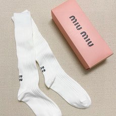 配包装 🌟【一盒一 双】 🌟缪缪 miumiu 经典字母logo纯棉袜 小腿堆堆袜,ins超火爆红人同款,精美 面料, 配包装 🌟【一盒一 双】 🌟缪缪 miumiu 经典字母logo纯棉袜 小腿堆堆袜,ins超火爆红人同款,精美 面料,