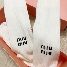 配包装 🌟【一盒一 双】 🌟缪缪 miumiu 经典字母logo纯棉袜 小腿堆堆袜,ins超火爆红人同款,精美 面料, 配包装 🌟【一盒一 双】 🌟缪缪 miumiu 经典字母logo纯棉袜 小腿堆堆袜,ins超火爆红人同款,精美 面料,