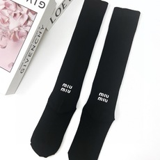 配包装 🌟【一盒一 双】 🌟缪缪 miumiu 经典字母logo纯棉袜 小腿堆堆袜,ins超火爆红人同款,精美 面料, 配包装 🌟【一盒一 双】 🌟缪缪 miumiu 经典字母logo纯棉袜 小腿堆堆袜,ins超火爆红人同款,精美 面料,