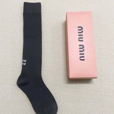 配包装 🌟【一盒一 双】 🌟缪缪 miumiu 经典字母logo纯棉袜 小腿堆堆袜,ins超火爆红人同款,精美 面料, 配包装 🌟【一盒一 双】 🌟缪缪 miumiu 经典字母logo纯棉袜 小腿堆堆袜,ins超火爆红人同款,精美 面料,