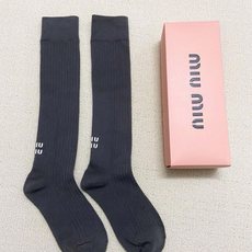 配包装 🌟【一盒一 双】 🌟缪缪 miumiu 经典字母logo纯棉袜 小腿堆堆袜,ins超火爆红人同款,精美 面料, 配包装 🌟【一盒一 双】 🌟缪缪 miumiu 经典字母logo纯棉袜 小腿堆堆袜,ins超火爆红人同款,精美 面料,