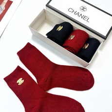 配包装 🌟【一盒4 双】 🌟Chanel 香奈儿 经典字母 logo羊毛 中筒袜 !超级软糯亲肤! 🌟ins爆款!专柜 配包装 🌟【一盒4 双】 🌟Chanel 香奈儿 经典字母 logo羊毛 中筒袜 !超级软糯亲肤! 🌟ins爆款!专柜