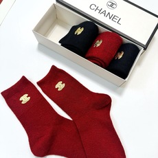 配包装 🌟【一盒4 双】 🌟Chanel 香奈儿 经典字母 logo羊毛 中筒袜 !超级软糯亲肤! 🌟ins爆款!专柜 配包装 🌟【一盒4 双】 🌟Chanel 香奈儿 经典字母 logo羊毛 中筒袜 !超级软糯亲肤! 🌟ins爆款!专柜