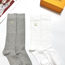 配包装 🌟【一盒2双】 🌟LV 路易威登 经典字母logo纯棉袜 小腿堆堆袜,ins超火爆红人同款,精美 面料,潮人必 配包装 🌟【一盒2双】 🌟LV 路易威登 经典字母logo纯棉袜 小腿堆堆袜,ins超火爆红人同款,精美 面料,潮人必