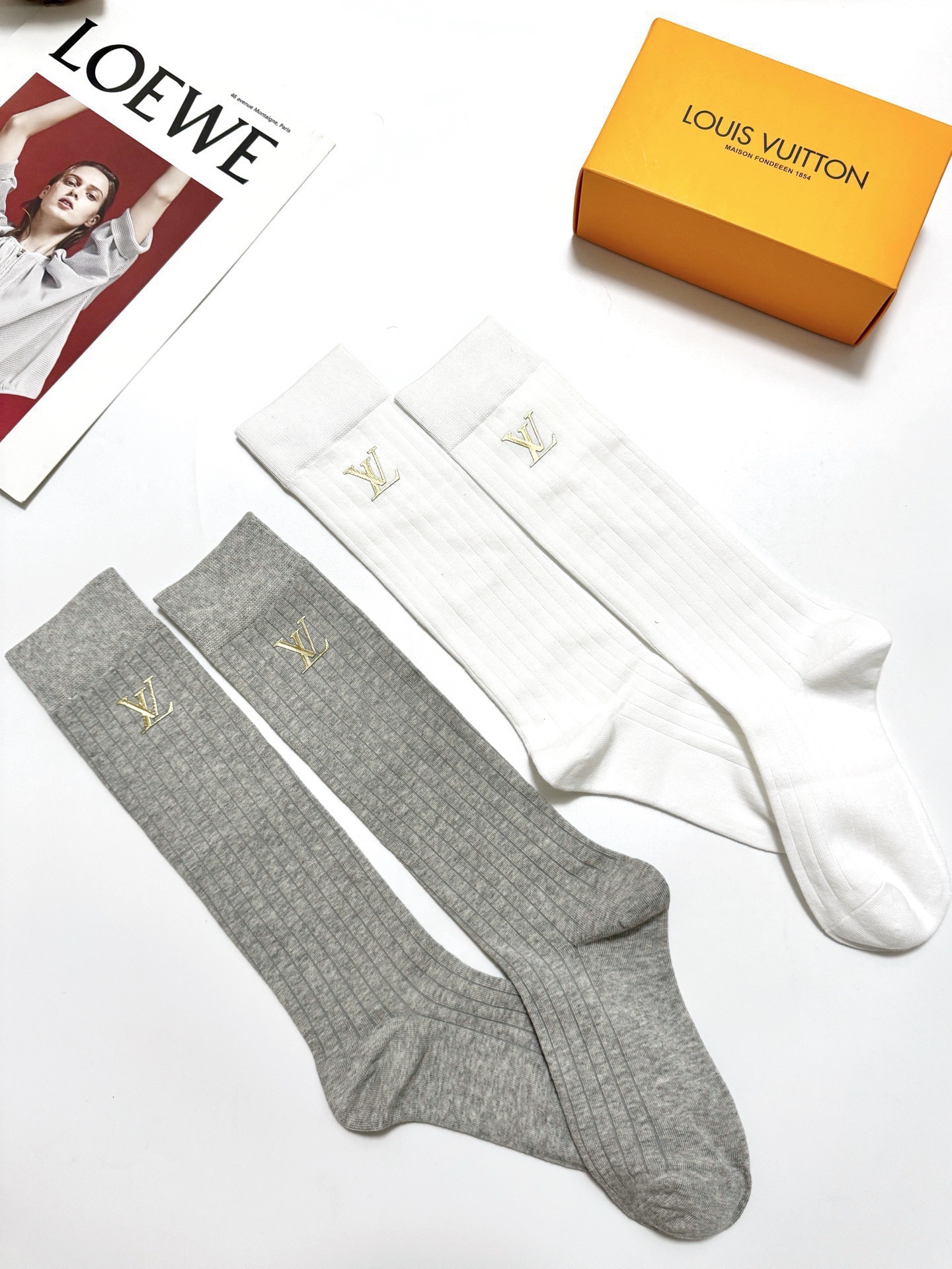 配包装 🌟【一盒2双】 🌟LV 路易威登 经典字母logo纯棉袜 小腿堆堆袜,ins超火爆红人同款,精美 面料,潮人必 配包装 🌟【一盒2双】 🌟LV 路易威登 经典字母logo纯棉袜 小腿堆堆袜,ins超火爆红人同款,精美 面料,潮人必