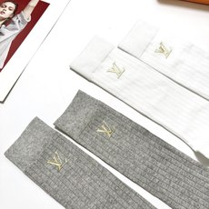 配包装 🌟【一盒2双】 🌟LV 路易威登 经典字母logo纯棉袜 小腿堆堆袜,ins超火爆红人同款,精美 面料,潮人必 配包装 🌟【一盒2双】 🌟LV 路易威登 经典字母logo纯棉袜 小腿堆堆袜,ins超火爆红人同款,精美 面料,潮人必