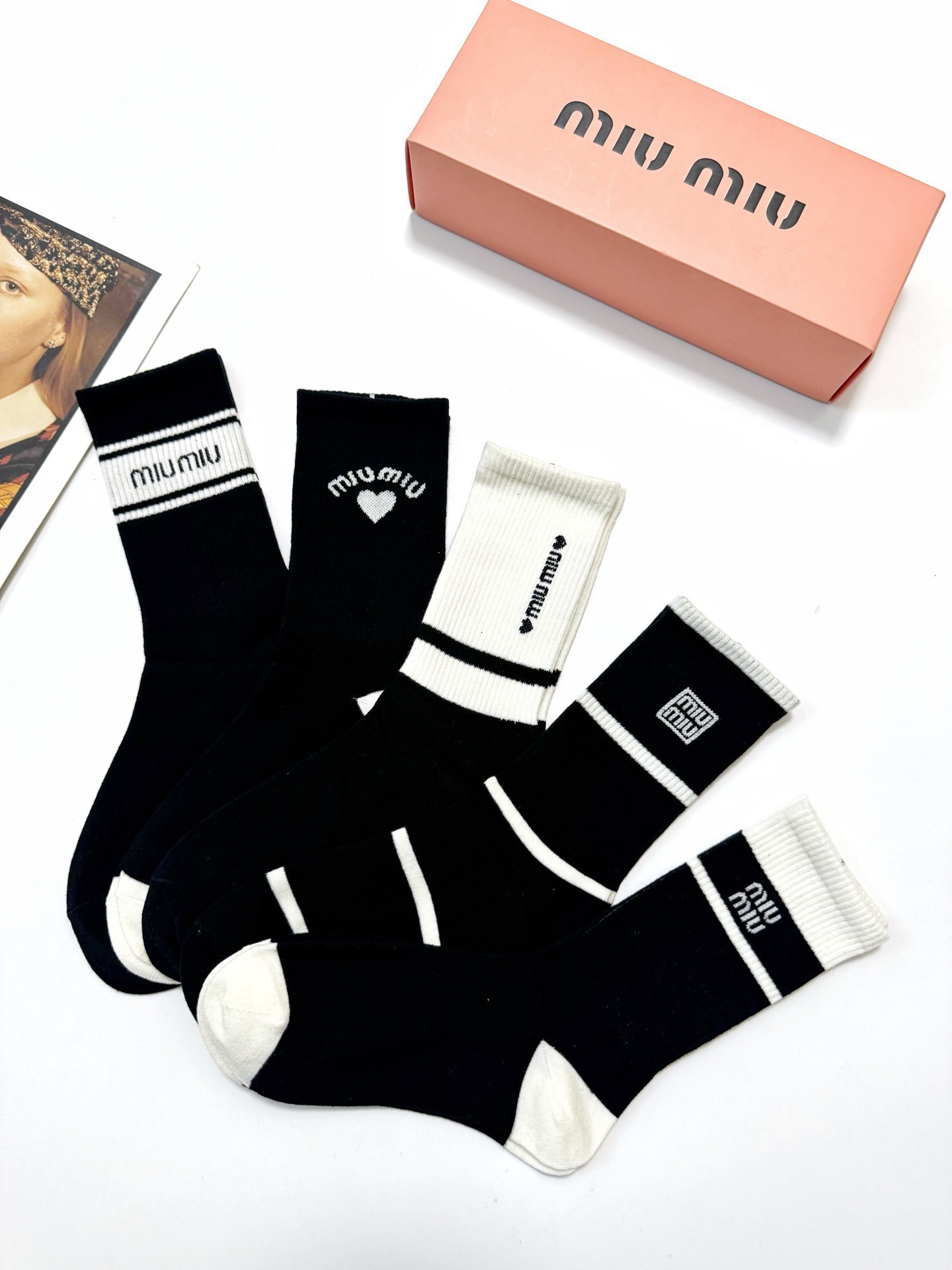 配包装 🌟【一盒5 双】 🌟缪缪 miumiu 经典字母 logo纯棉 中筒袜 !超级软糯亲肤! 🌟ins爆款!专柜在 配包装 🌟【一盒5 双】 🌟缪缪 miumiu 经典字母 logo纯棉 中筒袜 !超级软糯亲肤! 🌟ins爆款!专柜在
