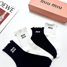 配包装 🌟【一盒4双】 🌟缪缪 miumiu 经典纯色 字母logo 纯棉中筒袜 短筒袜 🌟ins爆款!专柜在售ing 配包装 🌟【一盒4双】 🌟缪缪 miumiu 经典纯色 字母logo 纯棉中筒袜 短筒袜 🌟ins爆款!专柜在售ing