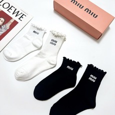配包装 🌟【一盒4双】 🌟缪缪 miumiu 经典纯色 字母logo 纯棉中筒袜 短筒袜 🌟ins爆款!专柜在售ing 配包装 🌟【一盒4双】 🌟缪缪 miumiu 经典纯色 字母logo 纯棉中筒袜 短筒袜 🌟ins爆款!专柜在售ing