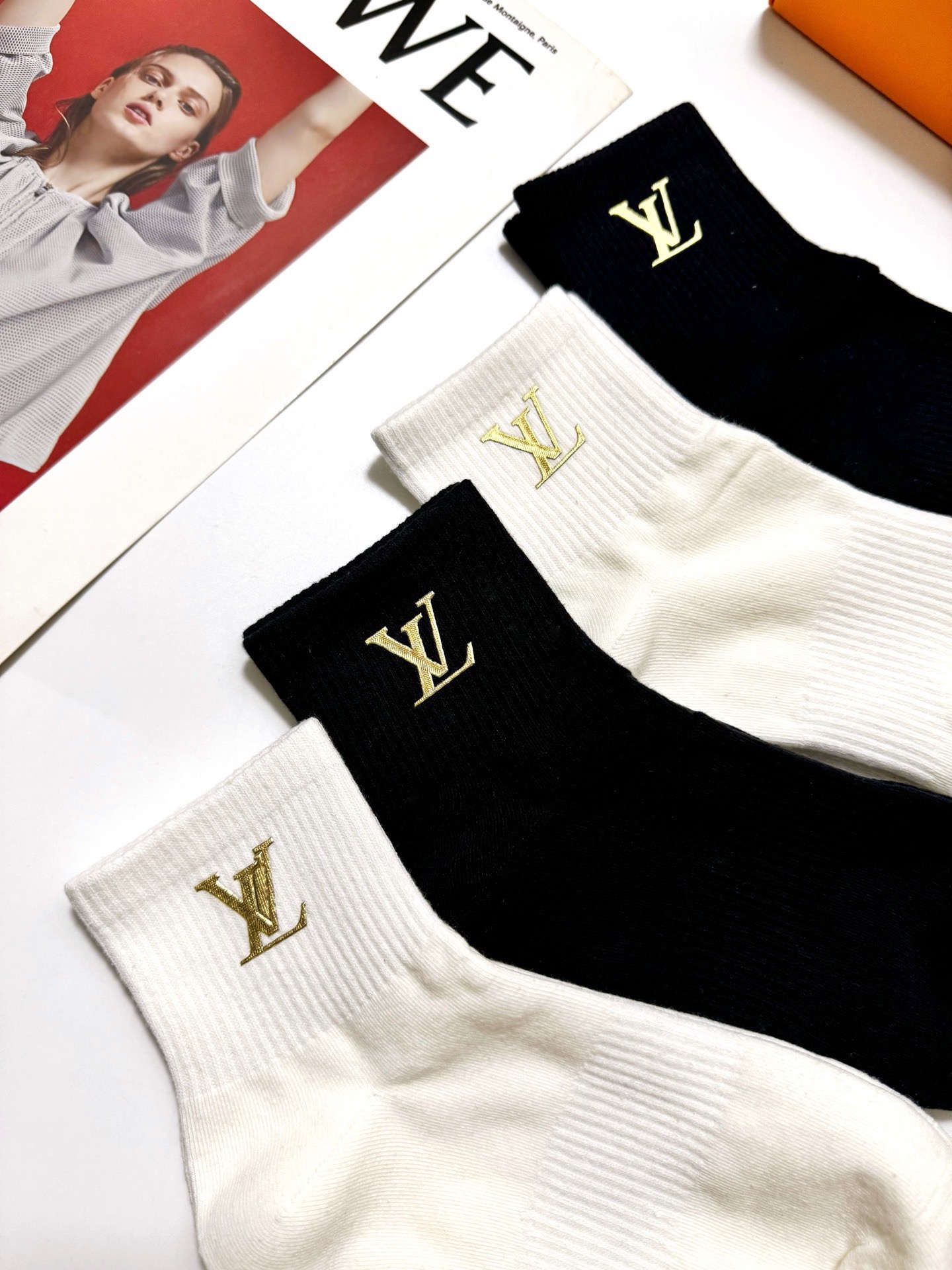 配包装 🌟【一盒4双】 🌟LV 路易威登 经典字母logo 纯棉中筒袜 经典纯色短袜 🌟ins爆款！专柜在售ing 🌟原