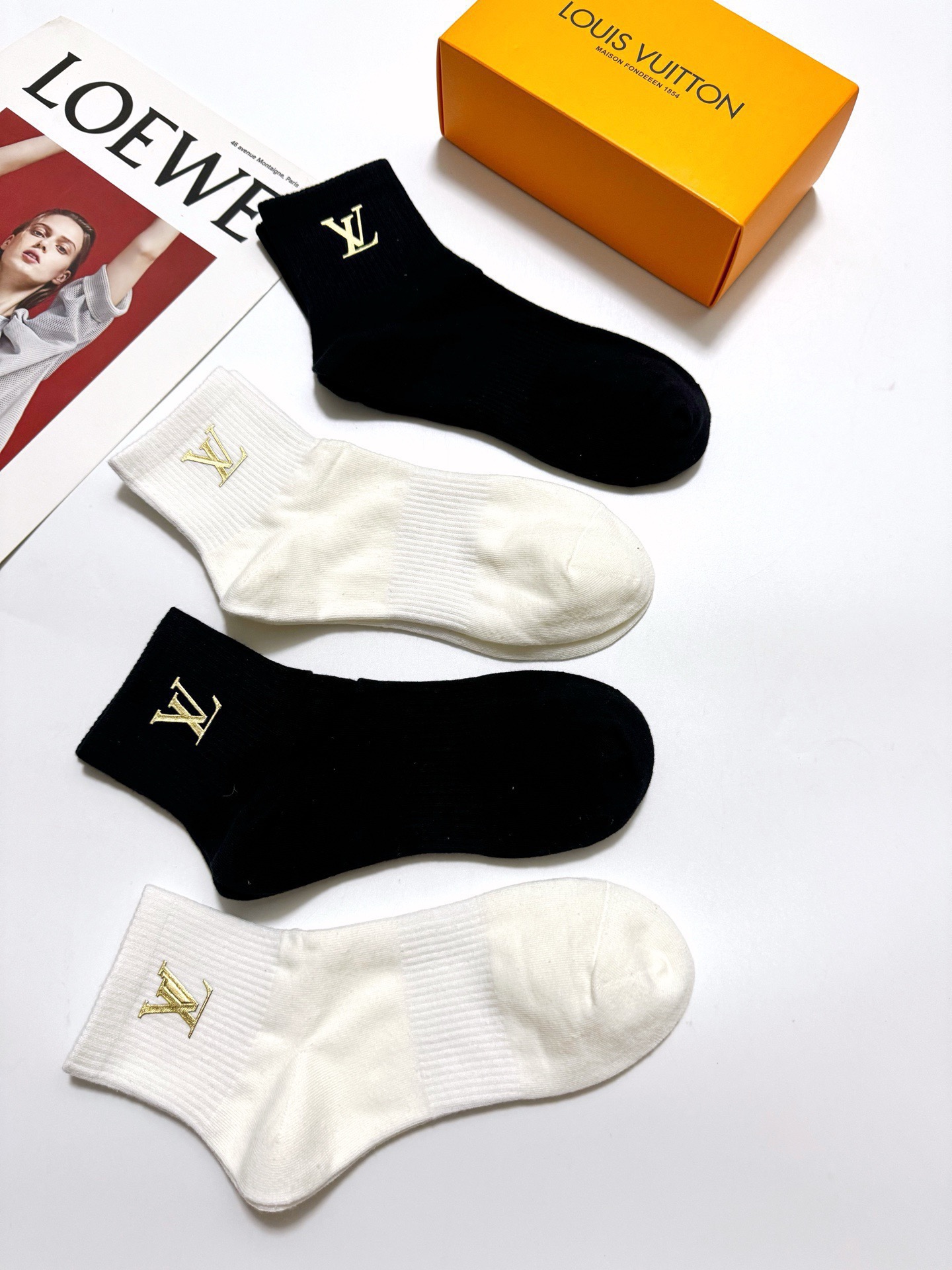 配包装 🌟【一盒4双】 🌟LV 路易威登 经典字母logo 纯棉中筒袜 经典纯色短袜 🌟ins爆款！专柜在售ing 🌟原
