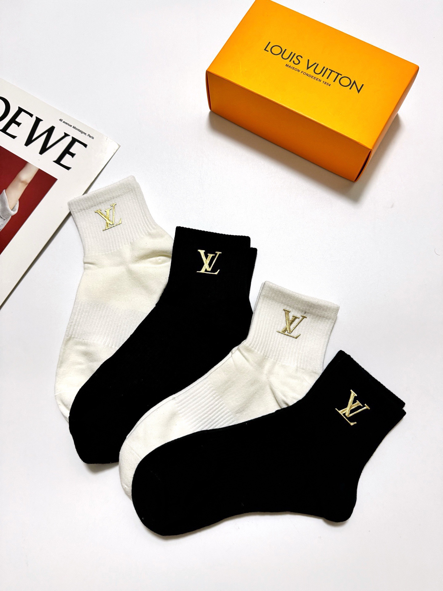 配包装 🌟【一盒4双】 🌟LV 路易威登 经典字母logo 纯棉中筒袜 经典纯色短袜 🌟ins爆款！专柜在售ing 🌟原