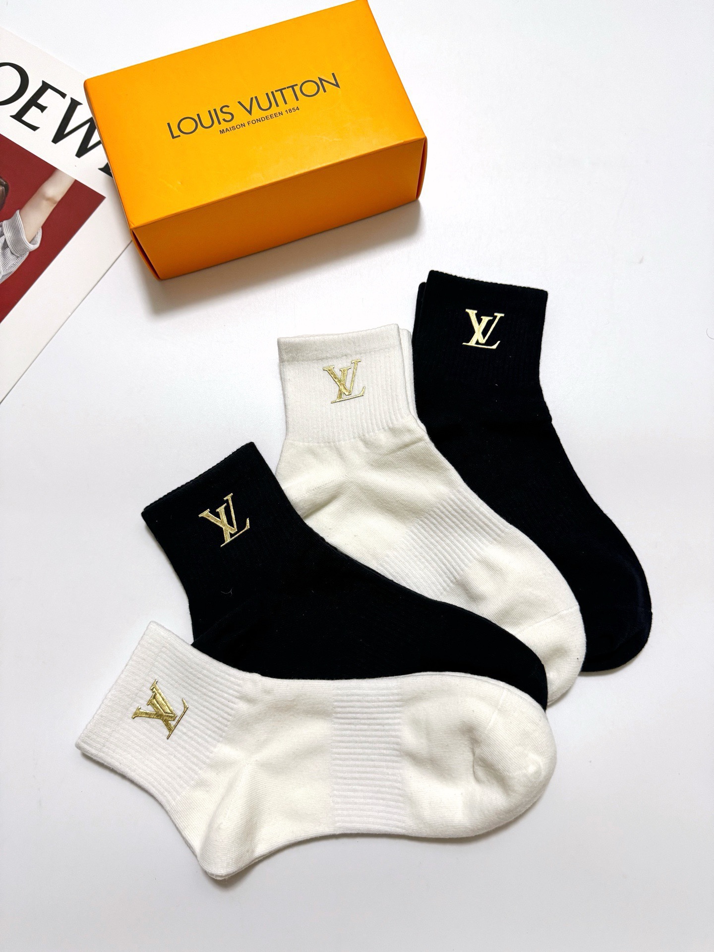 配包装 🌟【一盒4双】 🌟LV 路易威登 经典字母logo 纯棉中筒袜 经典纯色短袜 🌟ins爆款！专柜在售ing 🌟原