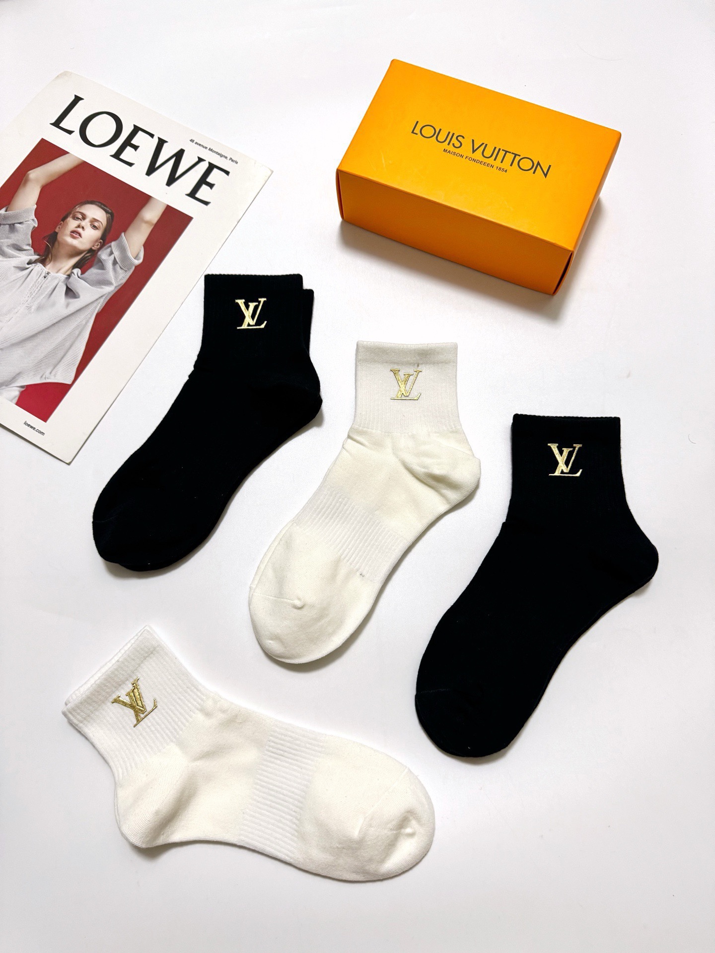 配包装 🌟【一盒4双】 🌟LV 路易威登 经典字母logo 纯棉中筒袜 经典纯色短袜 🌟ins爆款！专柜在售ing 🌟原