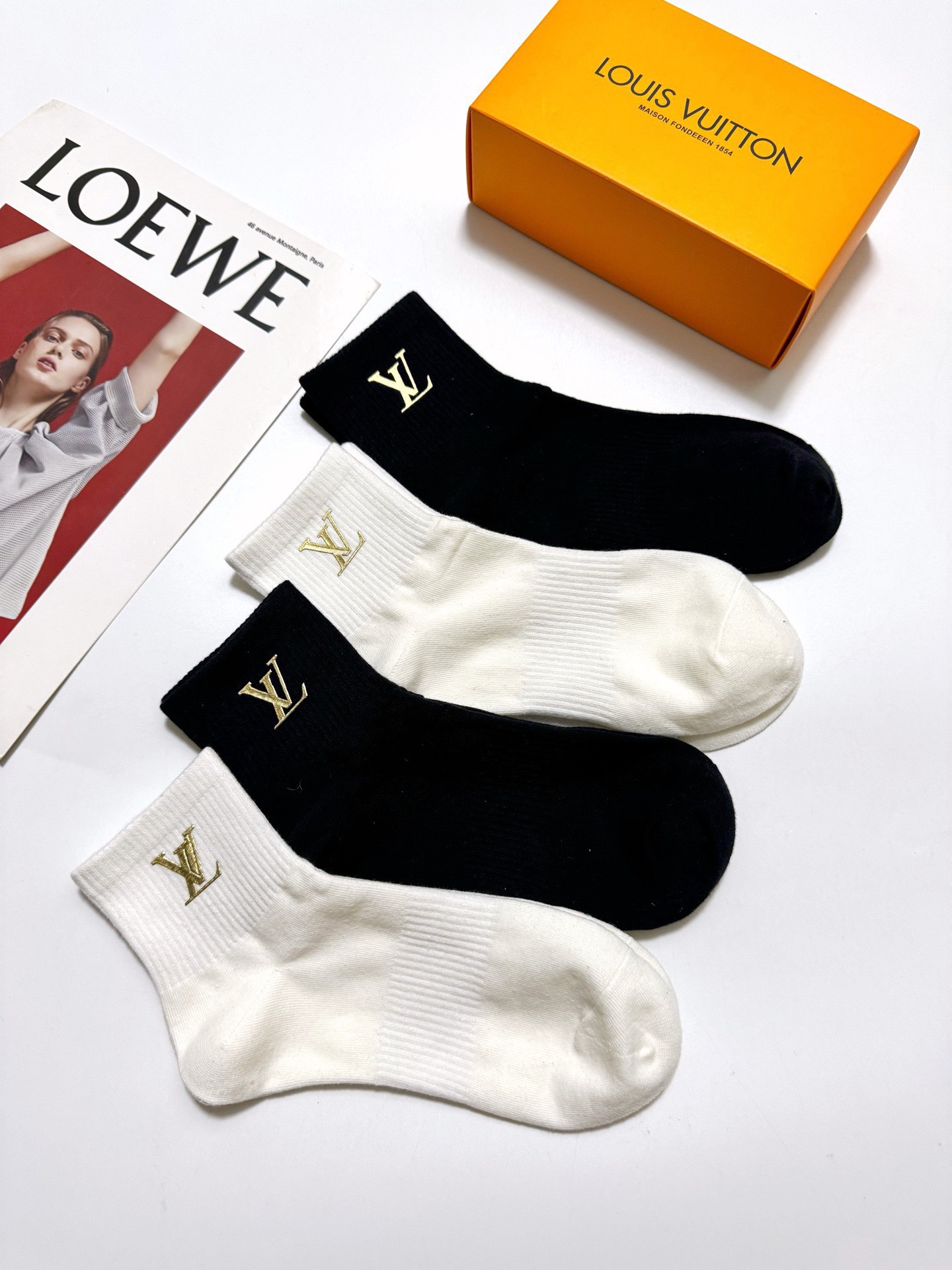 配包装 🌟【一盒4双】 🌟LV 路易威登 经典字母logo 纯棉中筒袜 经典纯色短袜 🌟ins爆款！专柜在售ing 🌟原