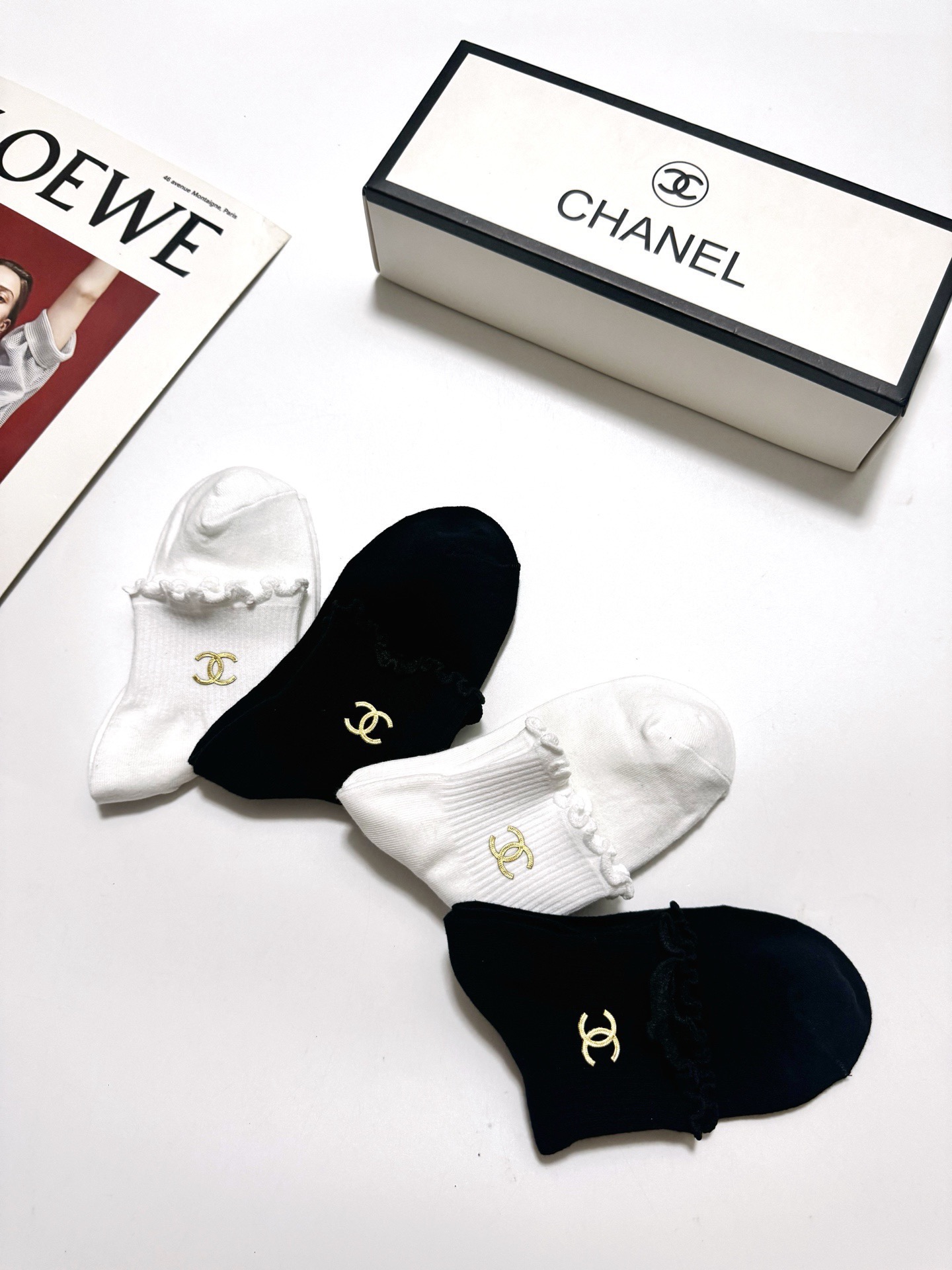配包装 🌟【一盒4 双】 🌟Chanel 香奈儿 经典字母logo 透气纯棉花边短筒袜 ,ins超火爆红人同款,精美 配包装 🌟【一盒4 双】 🌟Chanel 香奈儿 经典字母logo 透气纯棉花边短筒袜 ,ins超火爆红人同款,精美